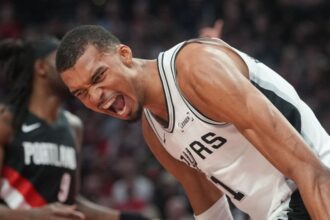 The French phenomenon celebrating with euphoria and strength his team’s victory, one step away from the next round.