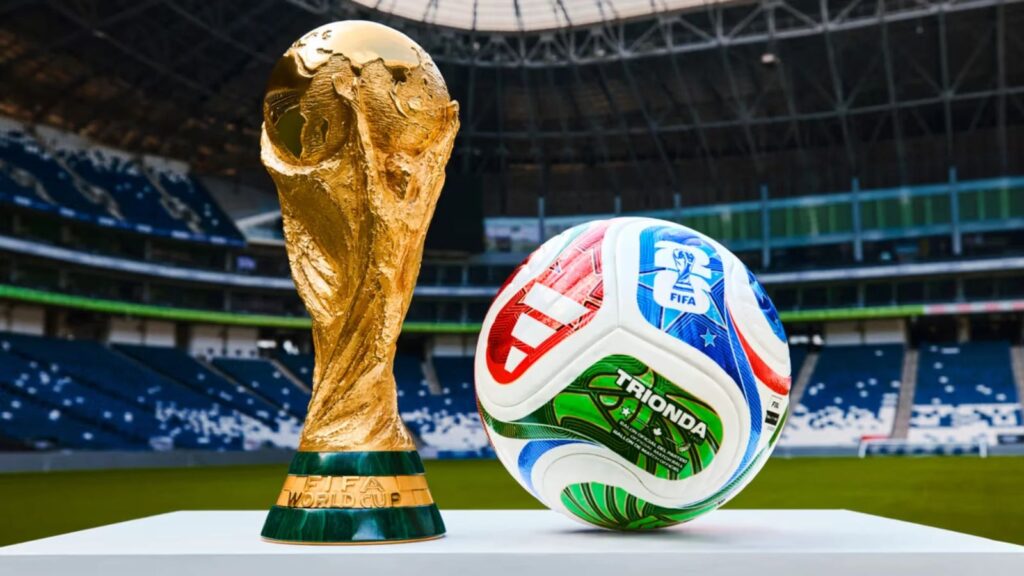 Argentina provides list of thousands of banned fans for the World Cup and strengthens security in the United States A FIFA World Cup trophy next to the ball that will be used throughout the entire tournament.