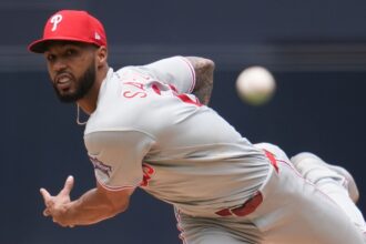 An image of the Dominican pitcher Cristopher Sánchez throwing a baseball in his pitching delivery stance.