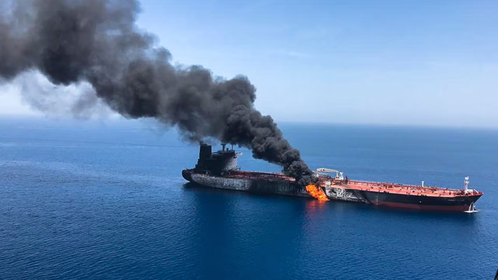 Iran opens fire in the Strait of Hormuz and sparks a new crisis with the United States amid rising global tensions