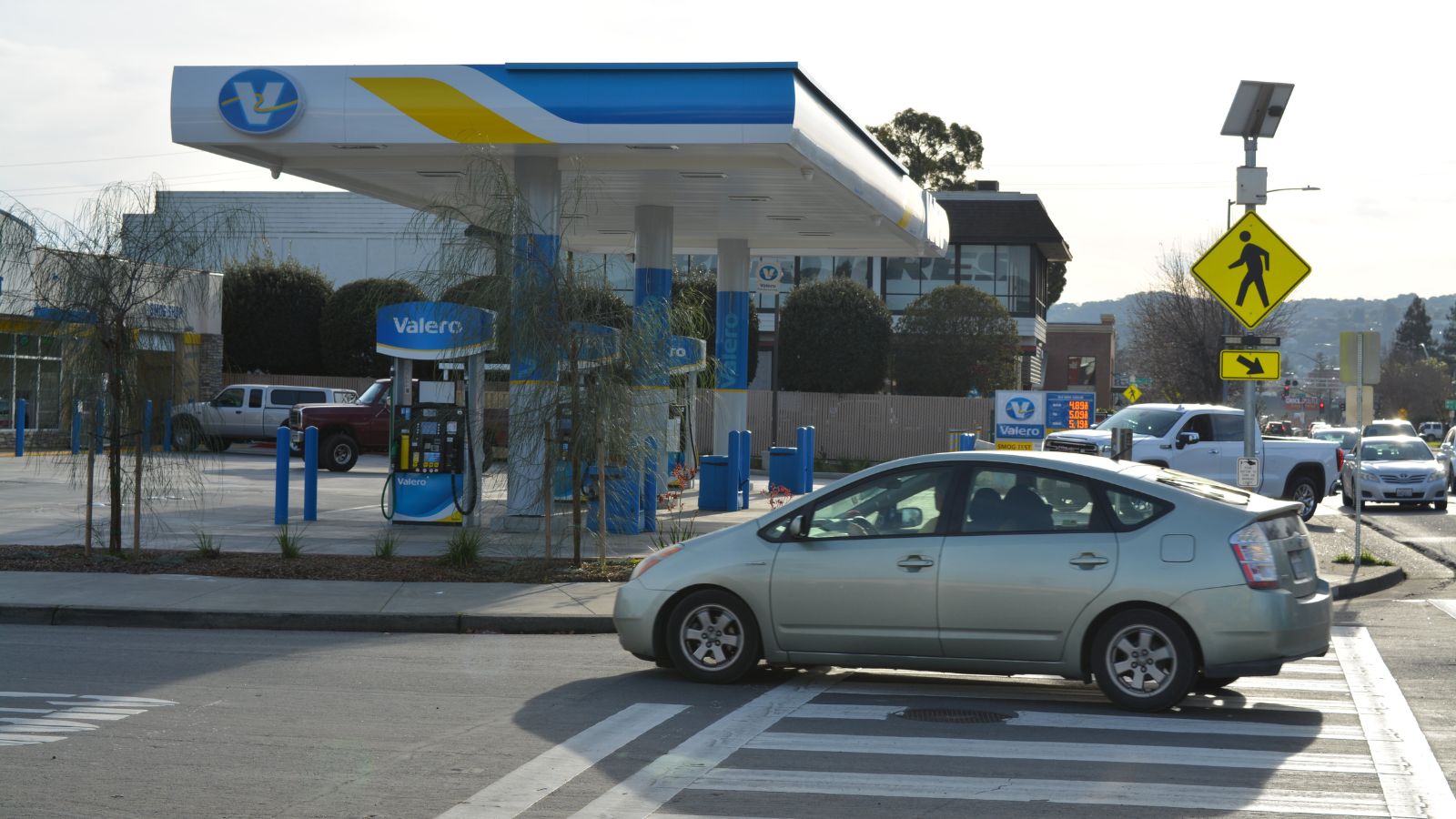 Oil prices fall sharply amid signs of a possible ceasefire between the United States and Iran Oil prices fall sharply amid signs of a possible ceasefire between the United States and Iran