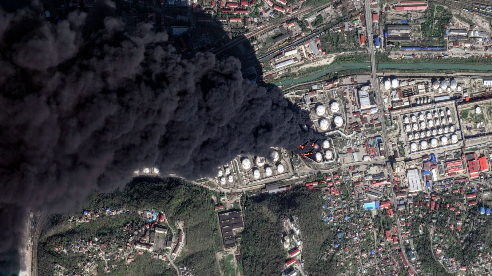 Ukraine strikes Russia’s oil sector and increases pressure on Moscow