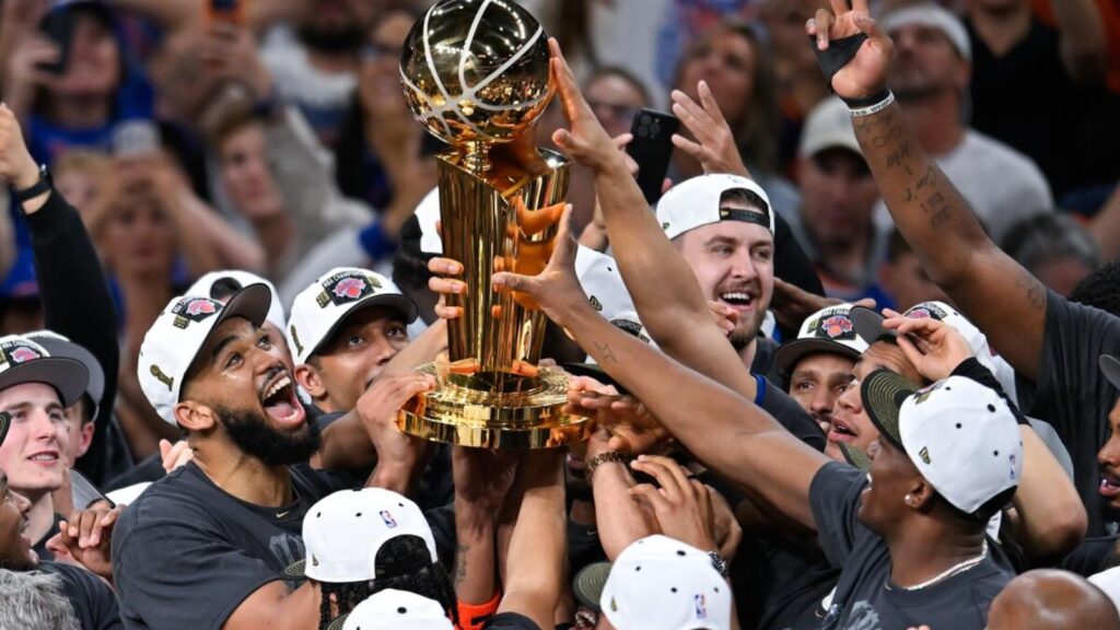 After 53 years, the New York Knicks return to glory and make history The New York team proudly raising the championship trophy after defeating the Spurs