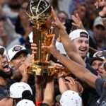 The New York team proudly raising the championship trophy after defeating the Spurs