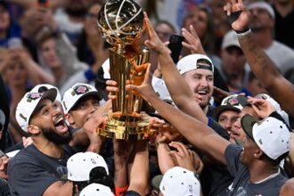 The New York team proudly raising the championship trophy after defeating the Spurs
