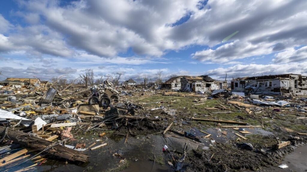 Deadly tornadoes strike the Midwest and leave multiple victims across the United States A city completely devastated after the passage of several tornadoes that swept through the Midwest