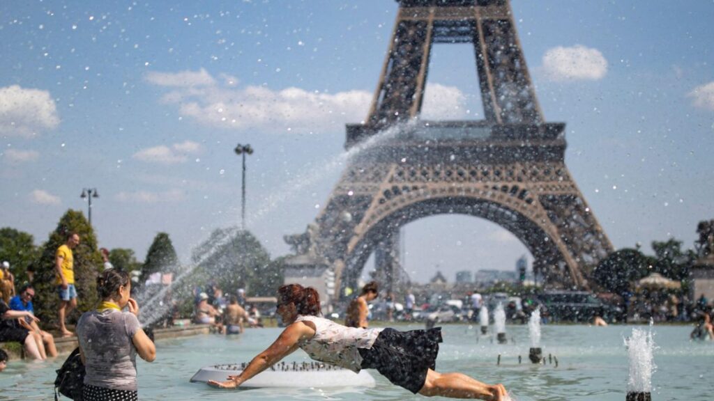 Europe on alert due to extreme heatwave: 18 deaths in france and record temperatures across several countries Several people swimming in a pool in front of the Eiffel Tower due to the extreme heat