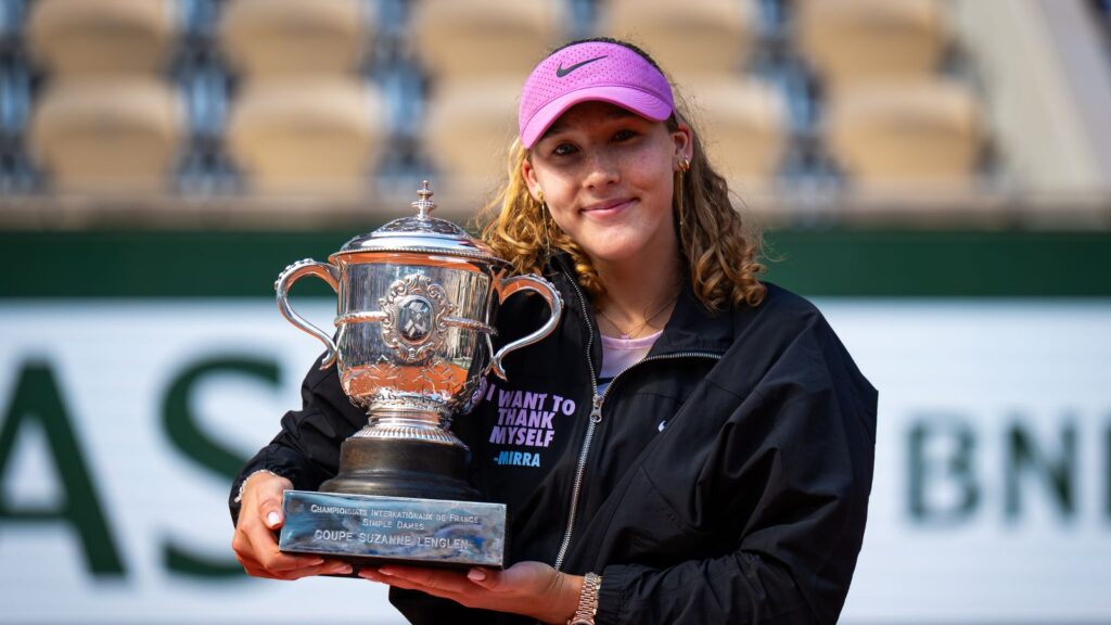 Mirra Andreeva wins Roland Garros and confirms the rise of a new star The Russian tennis player holding her trophy after an epic victory