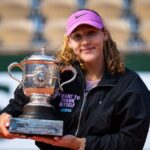 Mirra Andreeva wins Roland Garros and confirms the rise of a new star The Russian tennis player holding her trophy after an epic victory