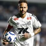 Neymar leaves the door open to a farewell after the 2026 World Cup Neymar wearing the Santos jersey while running during a match