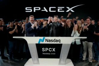 Elon and several people celebrating during an interview after the positive news of SpaceX's stock market debut