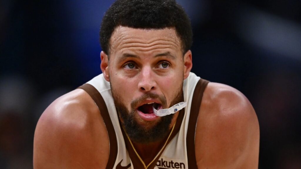 Curry chewing on his mouthguard while waiting for the ball to take a free throw