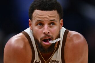 Curry chewing on his mouthguard while waiting for the ball to take a free throw