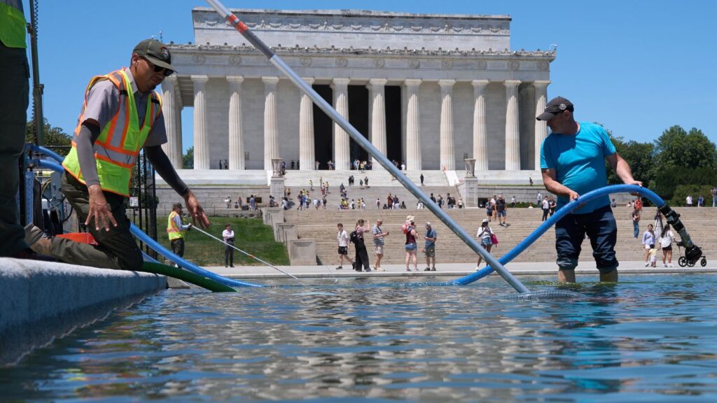 Temporary closure of Lincoln Memorial reflecting pool draws attention in Washington Several people with drainage equipment removing water from the important and well-known park in Washington D.C.