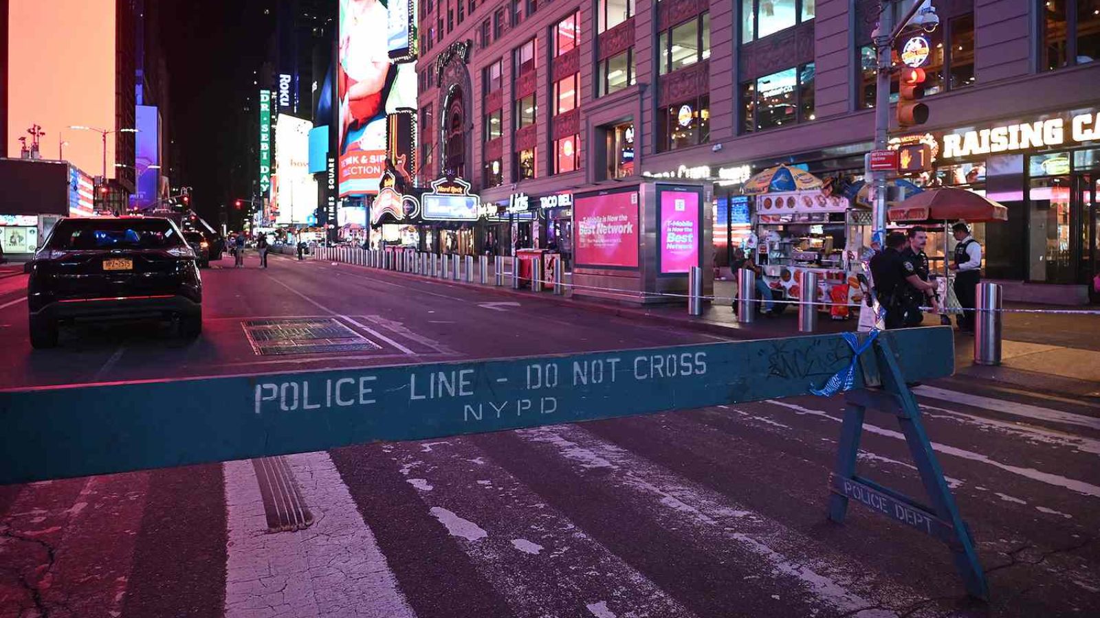 Moments of panic in Times Square after reports of gnfire and a rapid police response Moments of panic in Times Square after reports of gnfire and a rapid police response