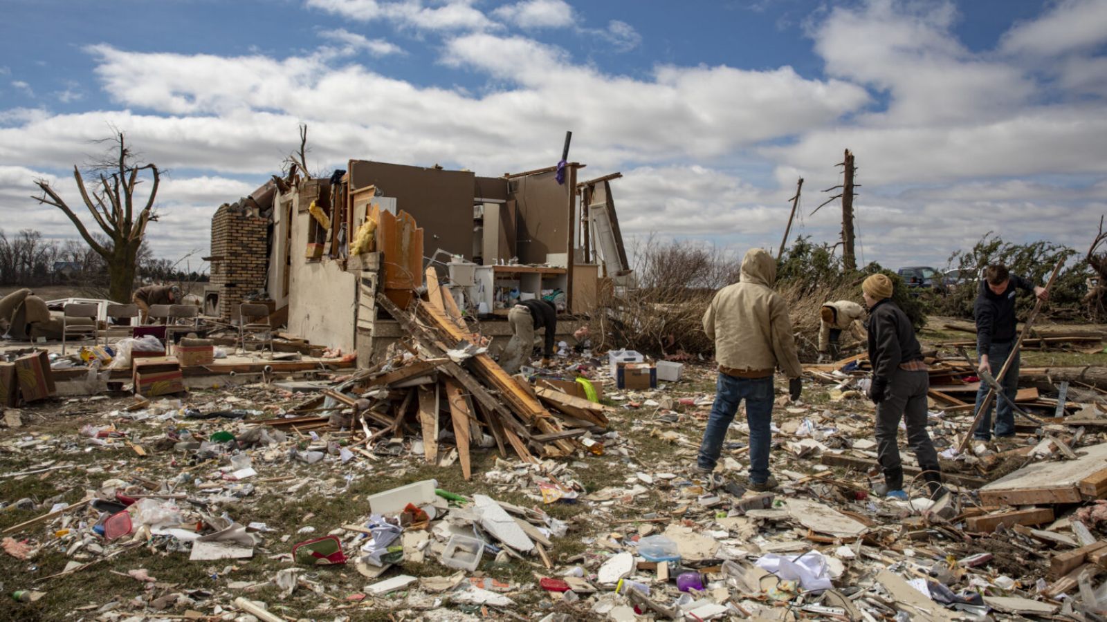 Deadly tornadoes strike the Midwest and leave multiple victims across the United States Deadly tornadoes strike the Midwest and leave multiple victims across the United States