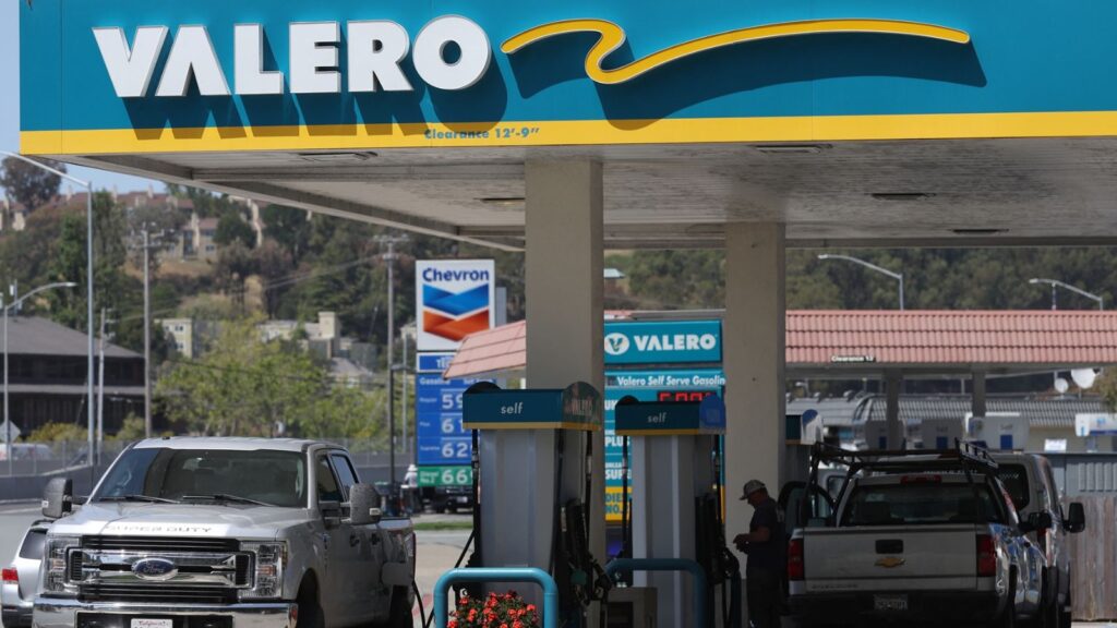 A Valero Energy gas station supplying fuel to several vehicles