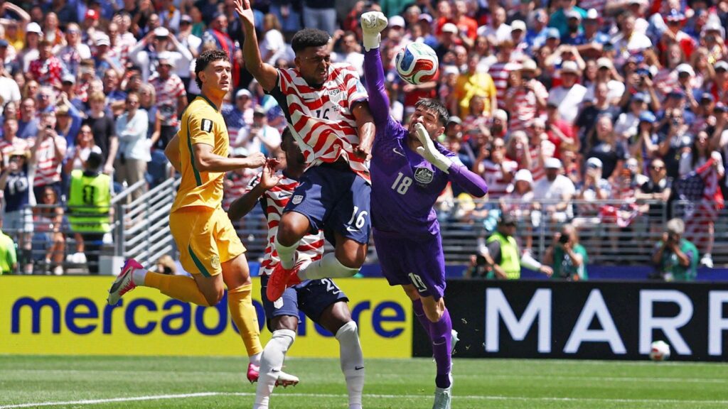 United States impresses again and moves closer to the next round of the 2026 World Cup A United States player battling against the goalkeeper and a pair of Australian defenders while trying to score a goal