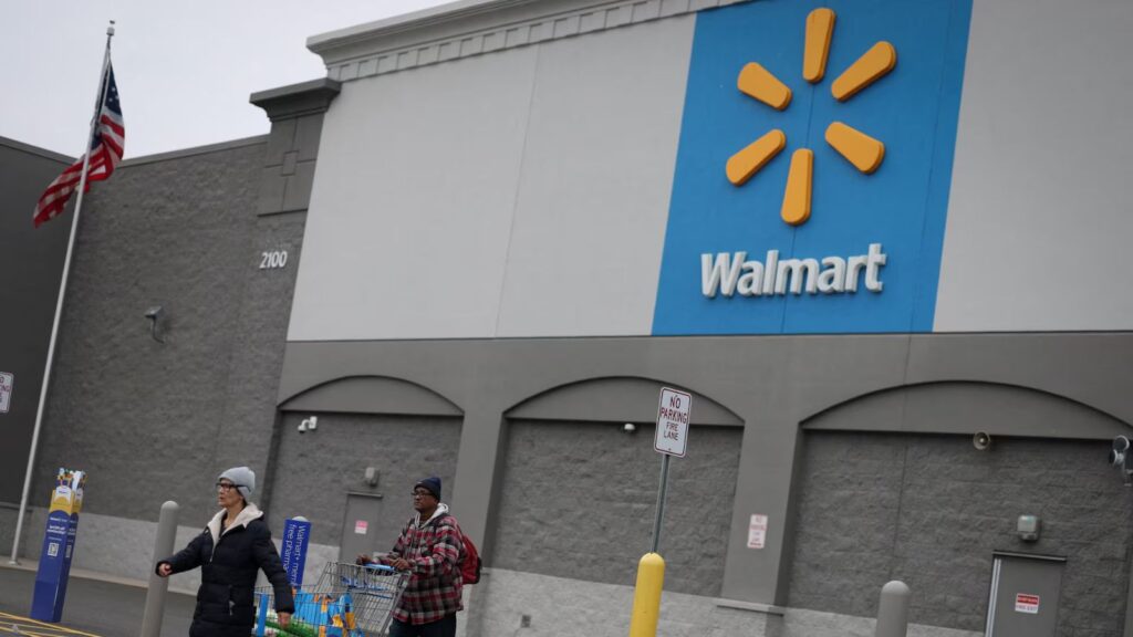 Walmart transforms its stores: goodbye to traditional shopping carts in hundreds of locations A panoramic photo of one of Walmart’s stores with several people walking out of it