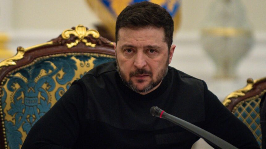 Zelensky returns polish decoration and reaffirms his commitment to dialogue The leader of Ukraine sitting on an ornate chair, looking at the camera in front of several journalists