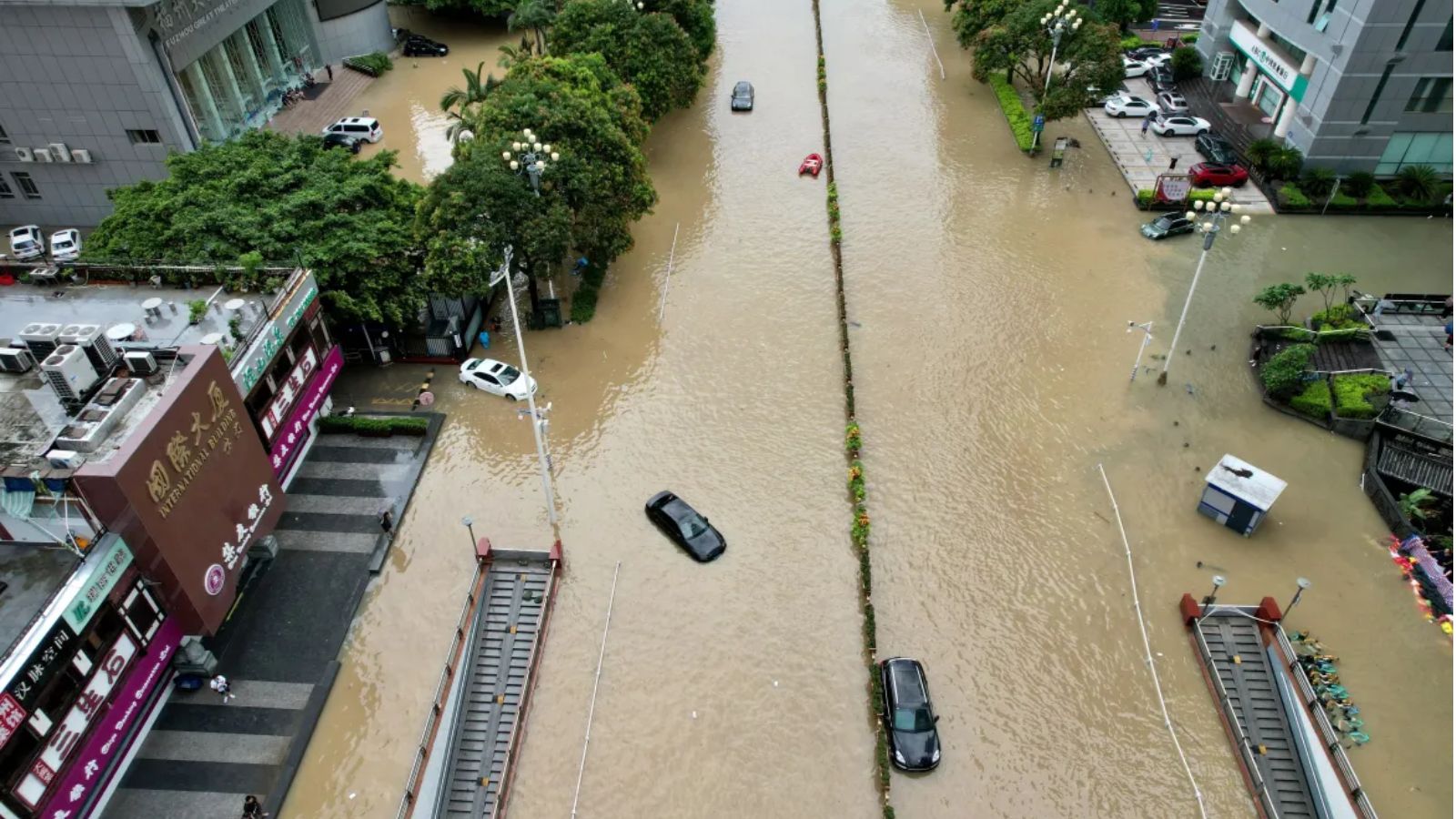 Tragedy in China: Torrential rains leave dead and force thousands to evacuate Tragedy in China: Torrential rains leave dead and force thousands to evacuate