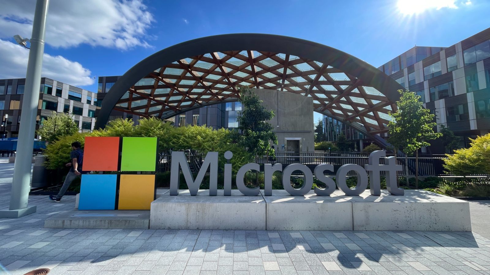 Microsoft shatters expectations with record revenue driven by Artificial Intelligence
