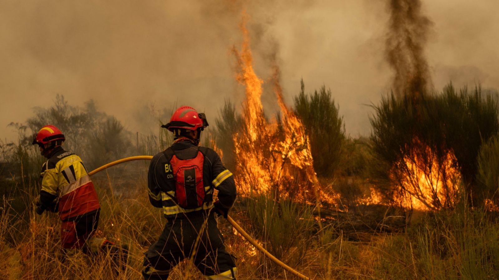 Spain battles a wave of wildfires that has thousands on alert