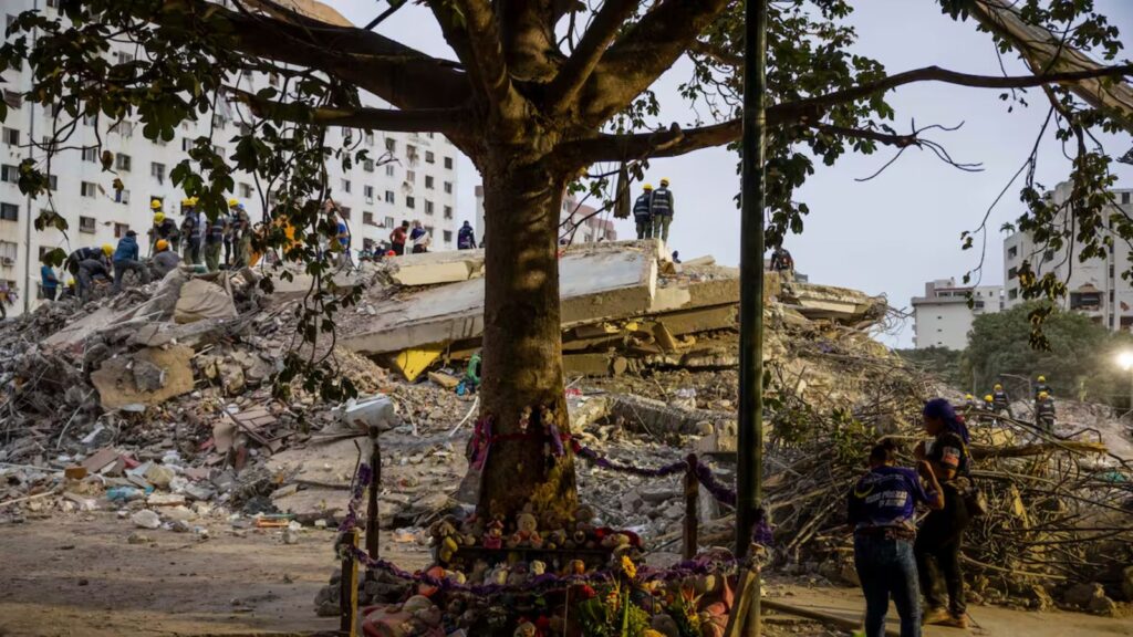 Venezuela faces an unprecedented tragedy as death toll from double earthquake surpasses 5,000 A completely destroyed building being searched by several people looking for survivors and the deceased