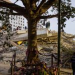 Venezuela faces an unprecedented tragedy as death toll from double earthquake surpasses 5,000 A completely destroyed building being searched by several people looking for survivors and the deceased
