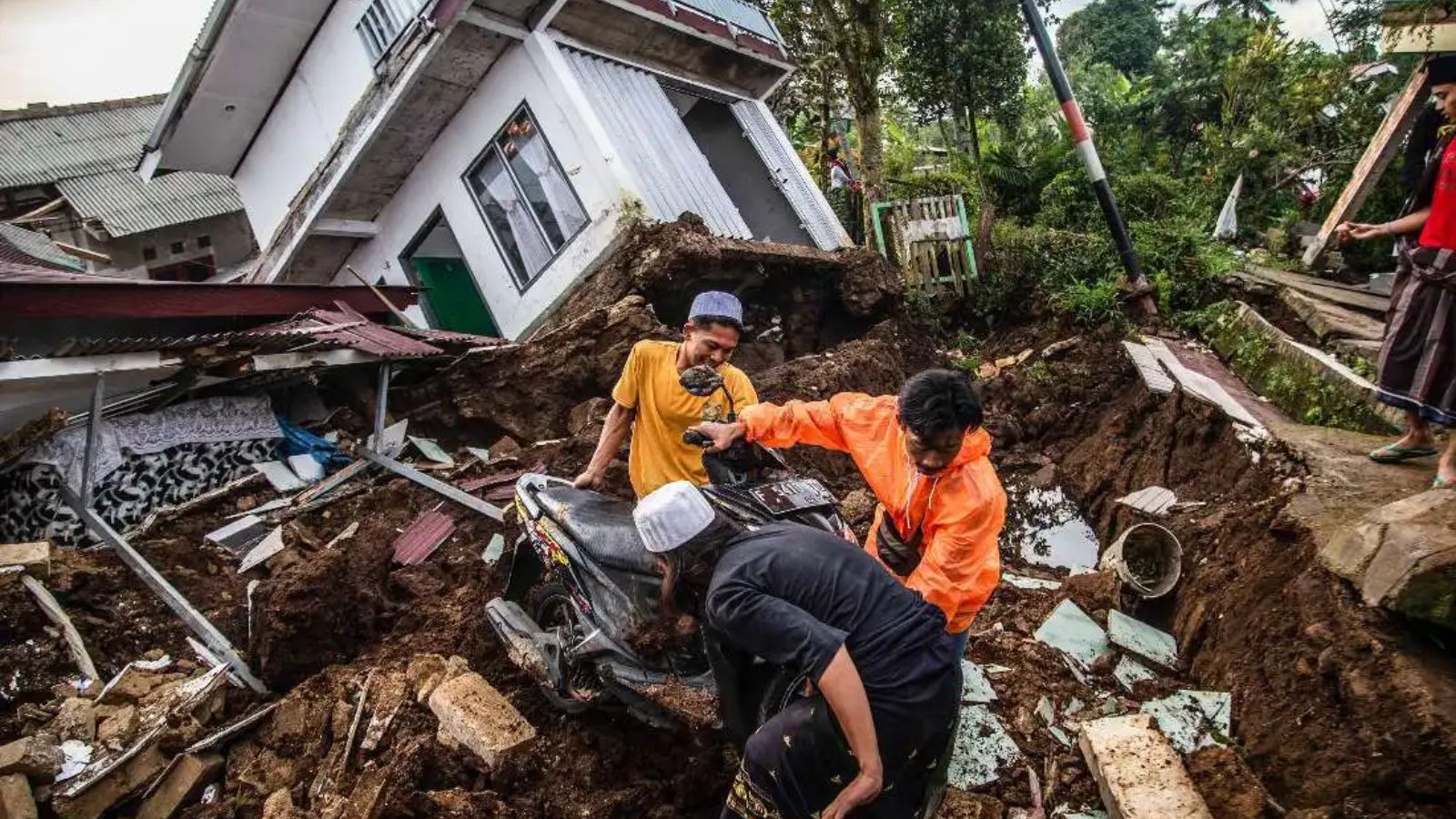 7.7 magnitude earthquake hits Indonesia, leaving at least 47 dead 7.7 magnitude earthquake hits Indonesia, leaving at least 47 dead