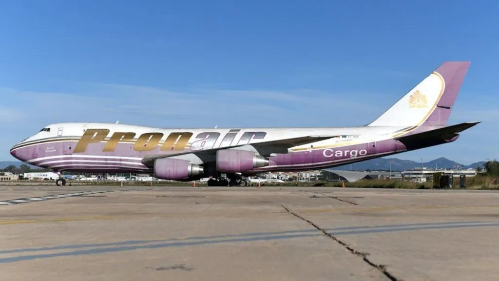 Aena seeks to end 18 years of abandonment for huge aircraft at Valencia airport A giant airplane parked at an airport