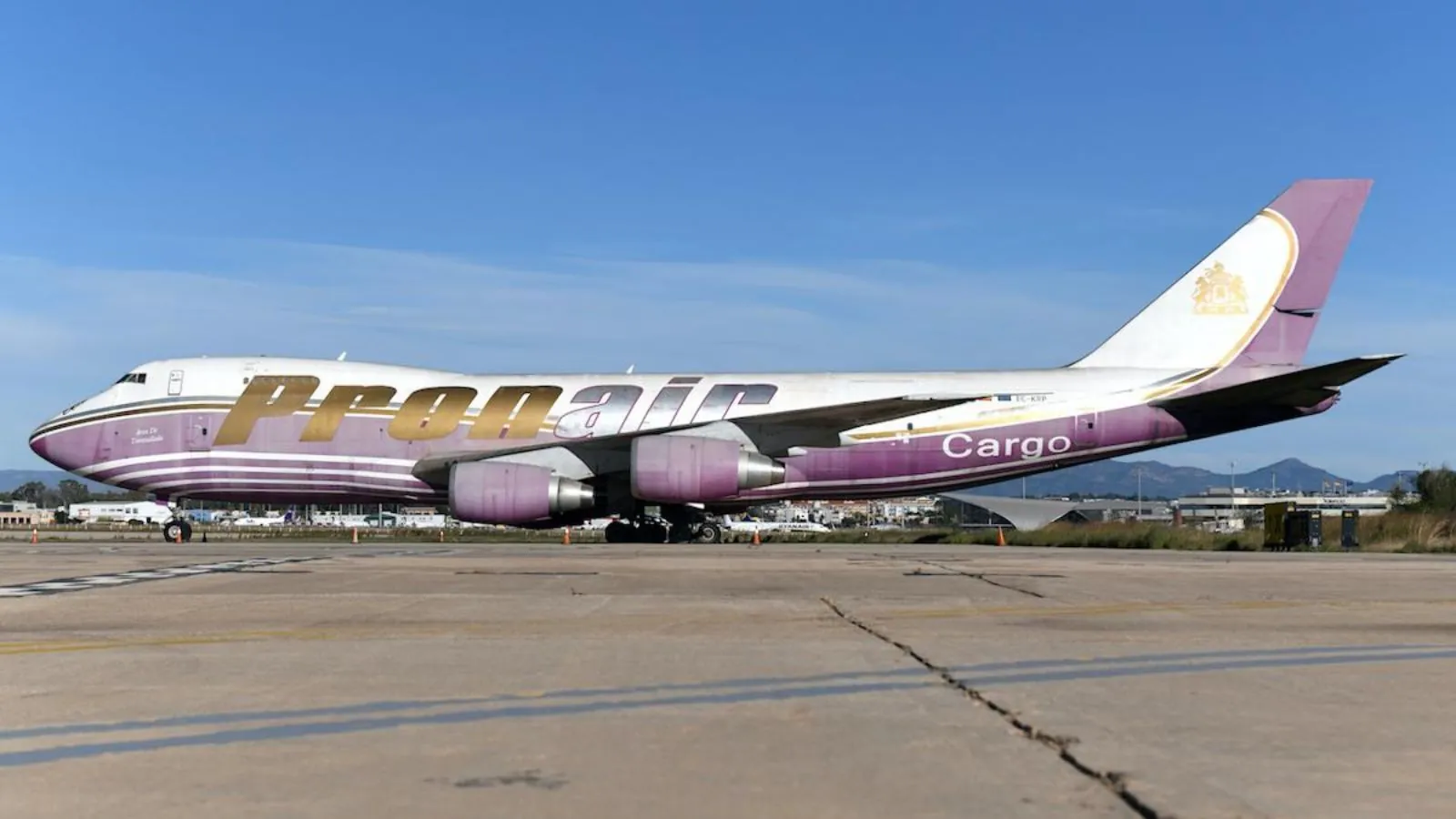 Aena seeks to end 18 years of abandonment for huge aircraft at Valencia airport A giant airplane parked at an airport