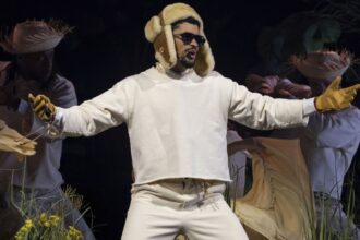 Bad Bunny sells out the final shows of his tour in Puerto Rico after hours of waiting “The Conejo Malo” on a stage, surrounded by a large crowd of people holding palm trees during his concert