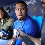 Edwin “Sugar” Díaz admits to difficult stretch with the Dodgers: “I Have to Be Better” Díaz talking with several reporters on the bench at the Dodgers' training stadium