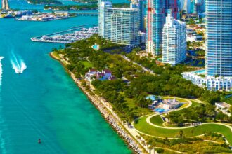 A panoramic view of one of Florida’s coasts, where the weather appears to be extremely hot