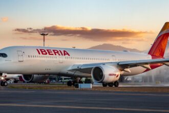 Iberia postpones its return to Cuba until 2027 amid island’s energy crisis An Iberia Airlines plane parked and boarding passengers
