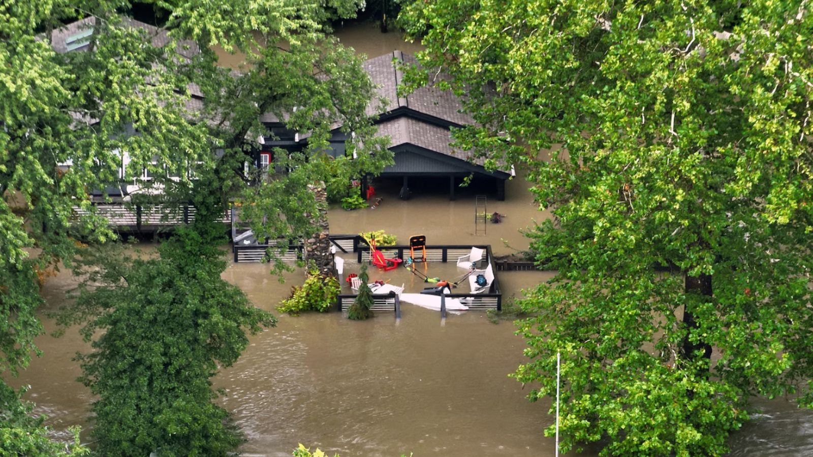 Indiana faces historic flooding: At least six dead and hundreds evacuated Indiana faces historic flooding: At least six dead and hundreds evacuated