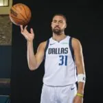 Klay Thompson leaves Dallas and will join the Miami Heat The veteran NBA shooter playing around with the ball while being photographed