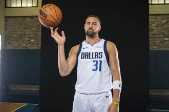 Klay Thompson leaves Dallas and will join the Miami Heat The veteran NBA shooter playing around with the ball while being photographed