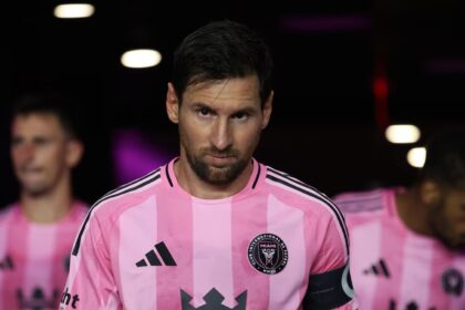 Messi leaving the locker room with a very serious expression before an important match