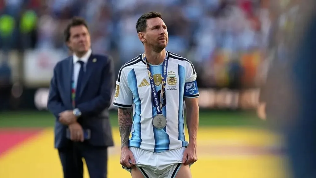 Lionel Messi stuns the world and announces his retirement from Argentina’s national team Messi with a sad expression and his silver medal, watching the 2026 World Cup champions