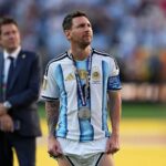 Lionel Messi stuns the world and announces his retirement from Argentina’s national team Messi with a sad expression and his silver medal, watching the 2026 World Cup champions