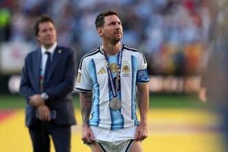 Lionel Messi stuns the world and announces his retirement from Argentina’s national team Messi with a sad expression and his silver medal, watching the 2026 World Cup champions