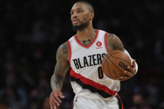 NBA 2026-27: Lillard, Kyrie Irving and other stars return after injuries Dame holding the ball as he drives toward the opposing basket.
