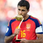 Rodri Hernández reaches agreement with Barcelona and will leave Manchester City The Spanish midfielder holding and kissing the World Cup Ballon d’Or after becoming champion with his national team