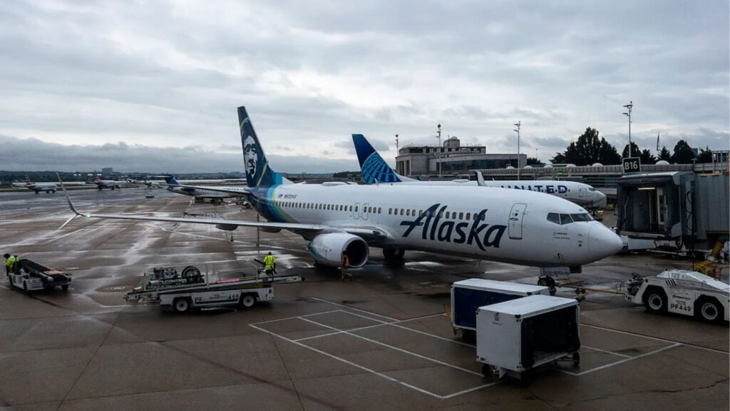 Tension in Miami: Passengers threaten Alaska Airlines crew before takeoff An Alaska Airlines plane being loaded with luggage before beginning its journey
