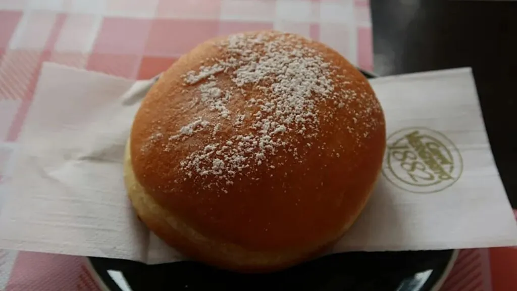 The viral pastry bringing hundreds of tourists to a Dolomites Mountain refuge The delicious dessert placed on a table with a checkered tablecloth