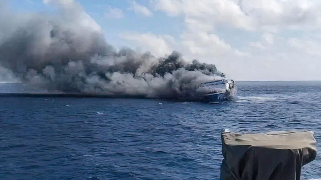 Tragedy in Indonesia: Boat fire leaves at least five dead A large boat being engulfed in flames in the middle of the ocean