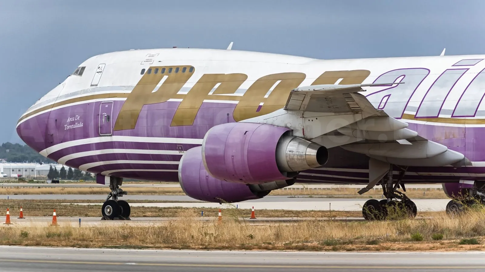 Aena seeks to end 18 years of abandonment for huge aircraft at Valencia airport Aena seeks to end 18 years of abandonment for huge aircraft at Valencia airport