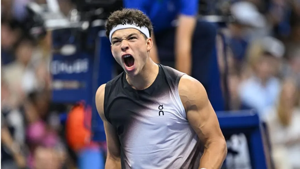 Shelton celebrating euphorically after his victory over the Spanish tennis player
